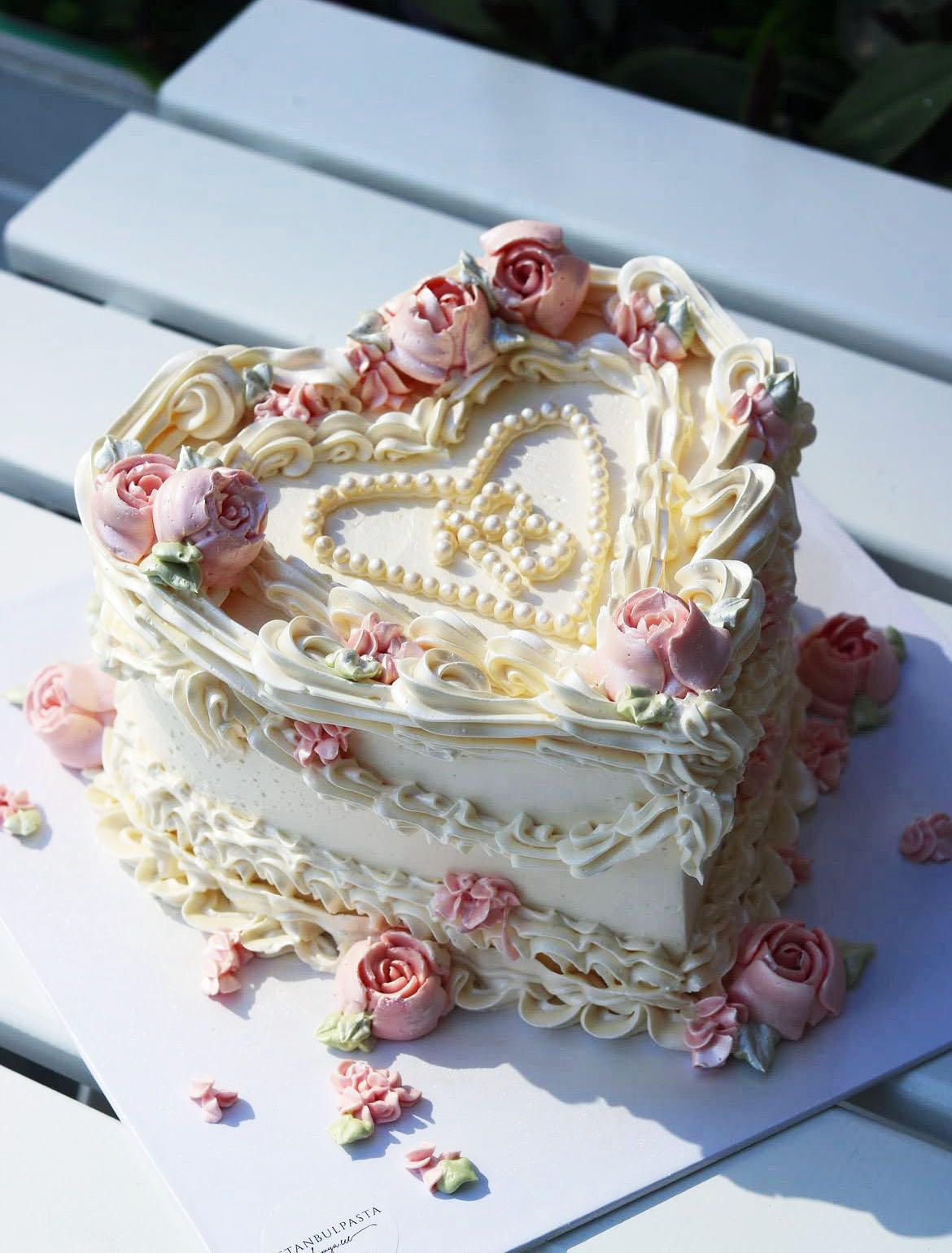 Romantik Pembe Gül ve İnci İşlemeli Kalp Pasta 01
