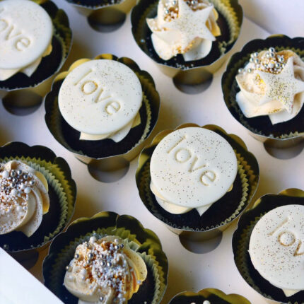 Altın Kalpli Love Yazılı Butik Cupcake Kutusu