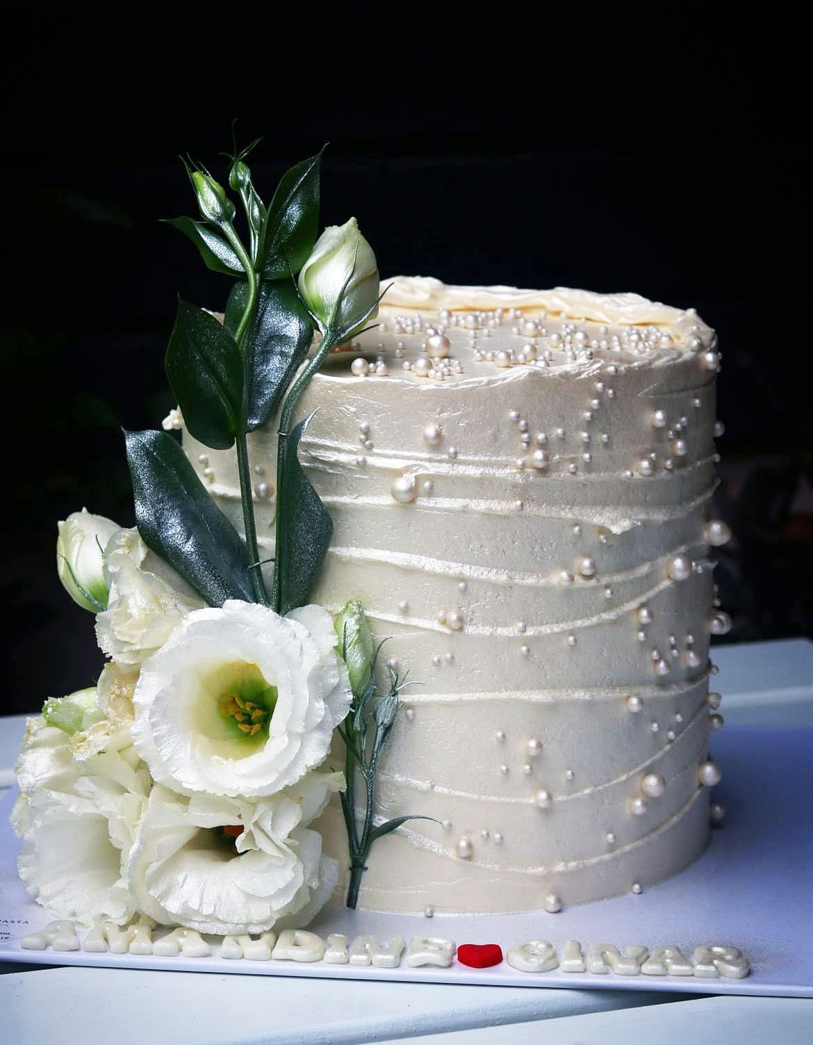 İnci Akışlı Beyaz Lisianthus Butik Pasta