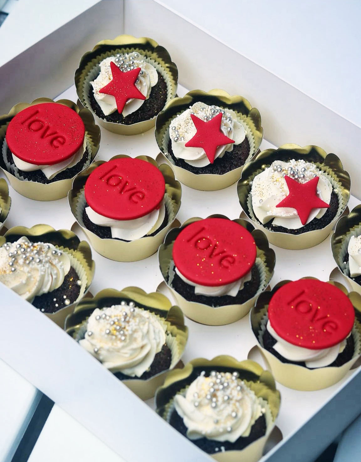 Kırmızı Love ve Yıldız Butik Cupcake Kutusu 01