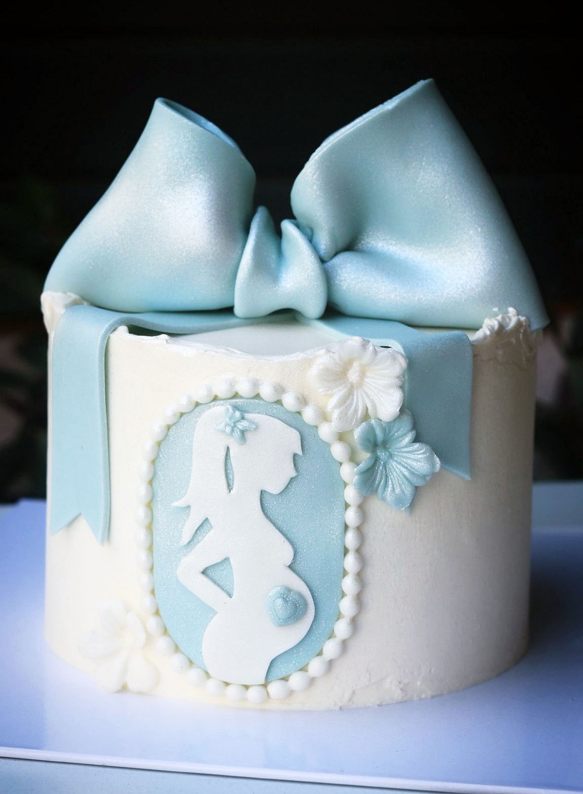 Mavi Fiyonk & Anne Silüeti Baby Shower Pastası